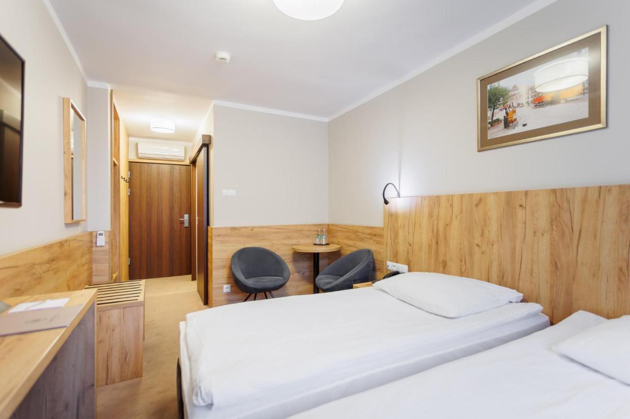 Hotel Tarnovia Тарнув Экстерьер фото