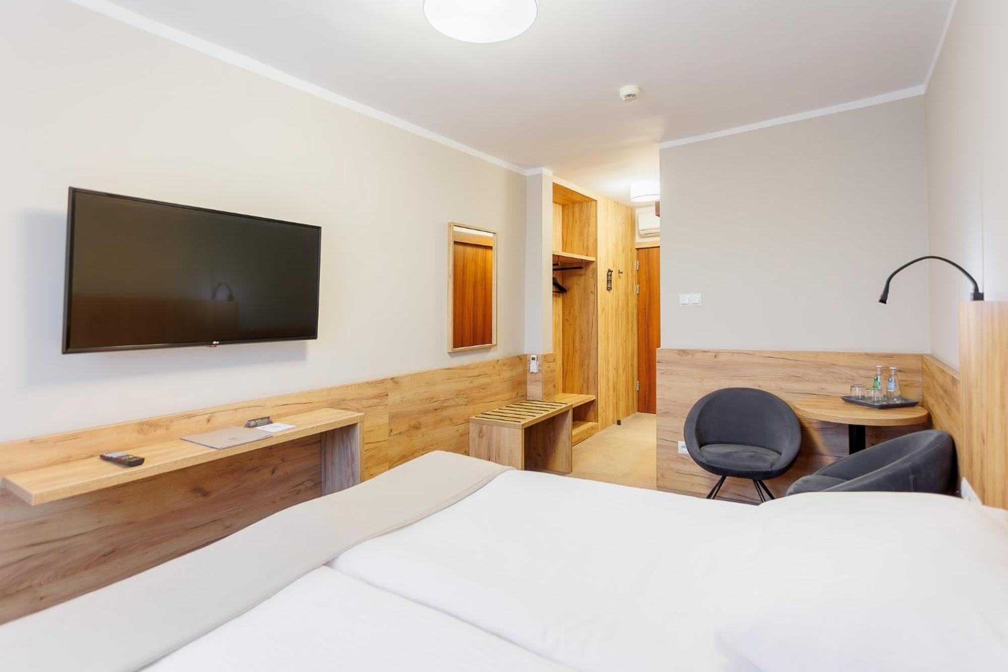 Hotel Tarnovia Тарнув Экстерьер фото