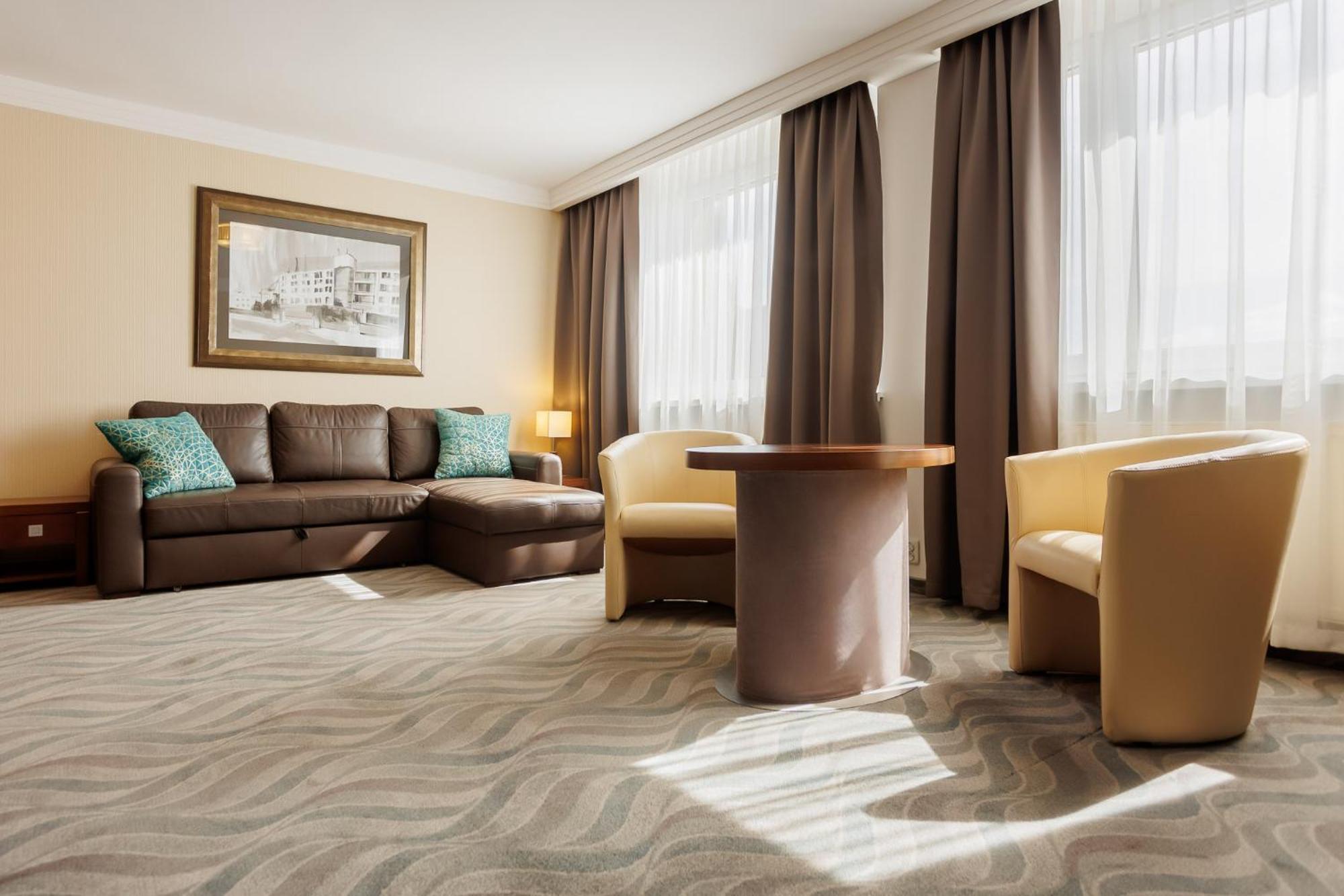 Hotel Tarnovia Тарнув Экстерьер фото