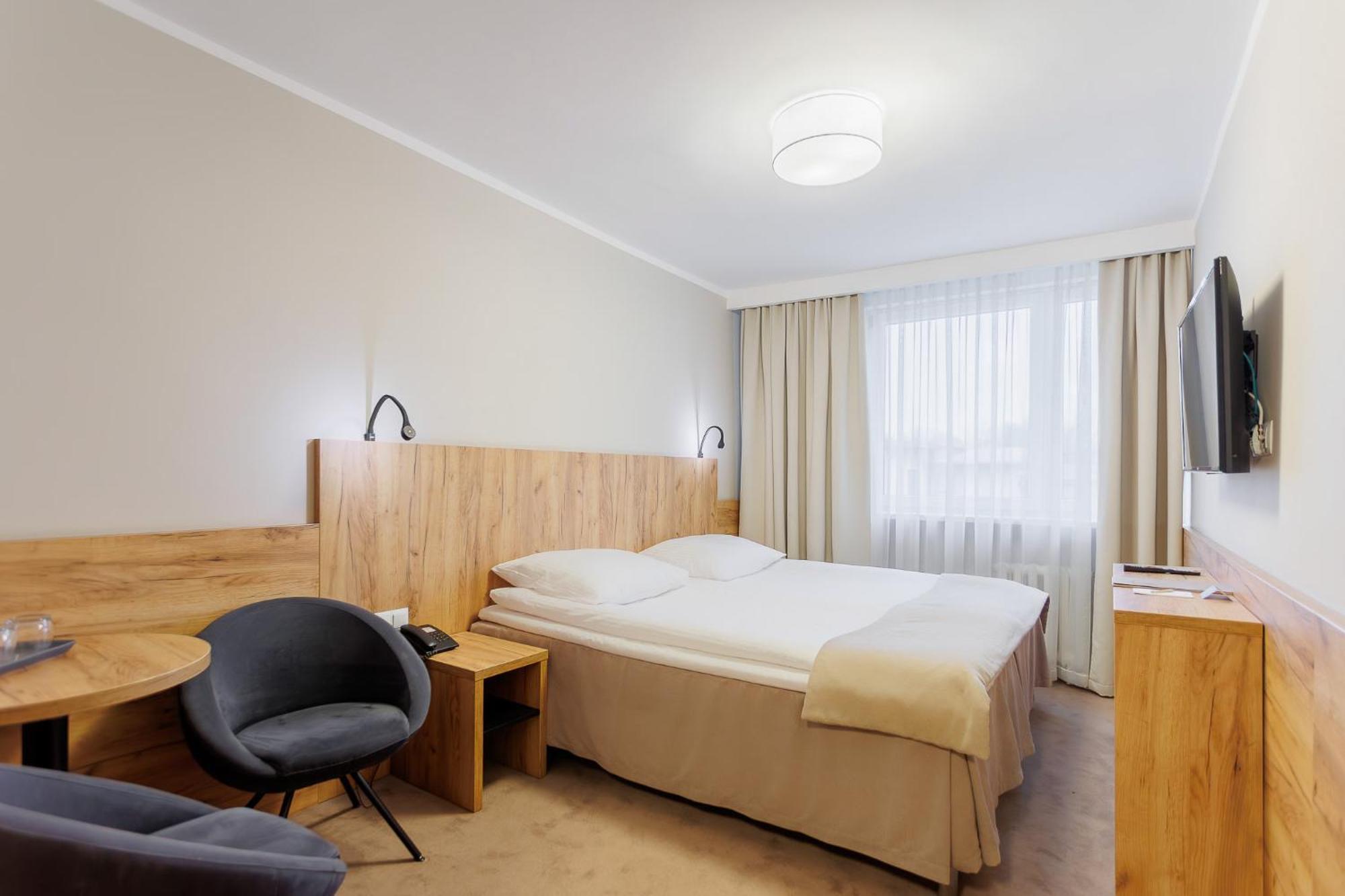 Hotel Tarnovia Тарнув Экстерьер фото