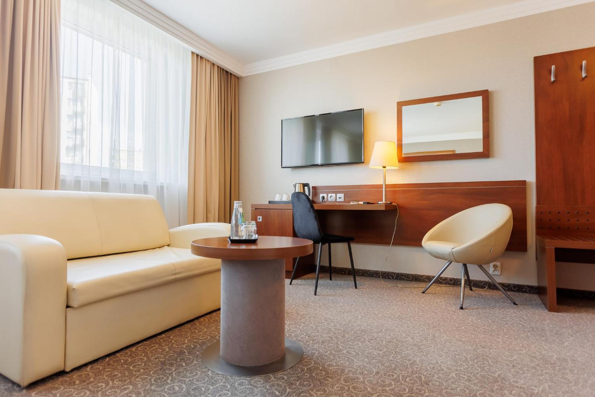 Hotel Tarnovia Тарнув Экстерьер фото
