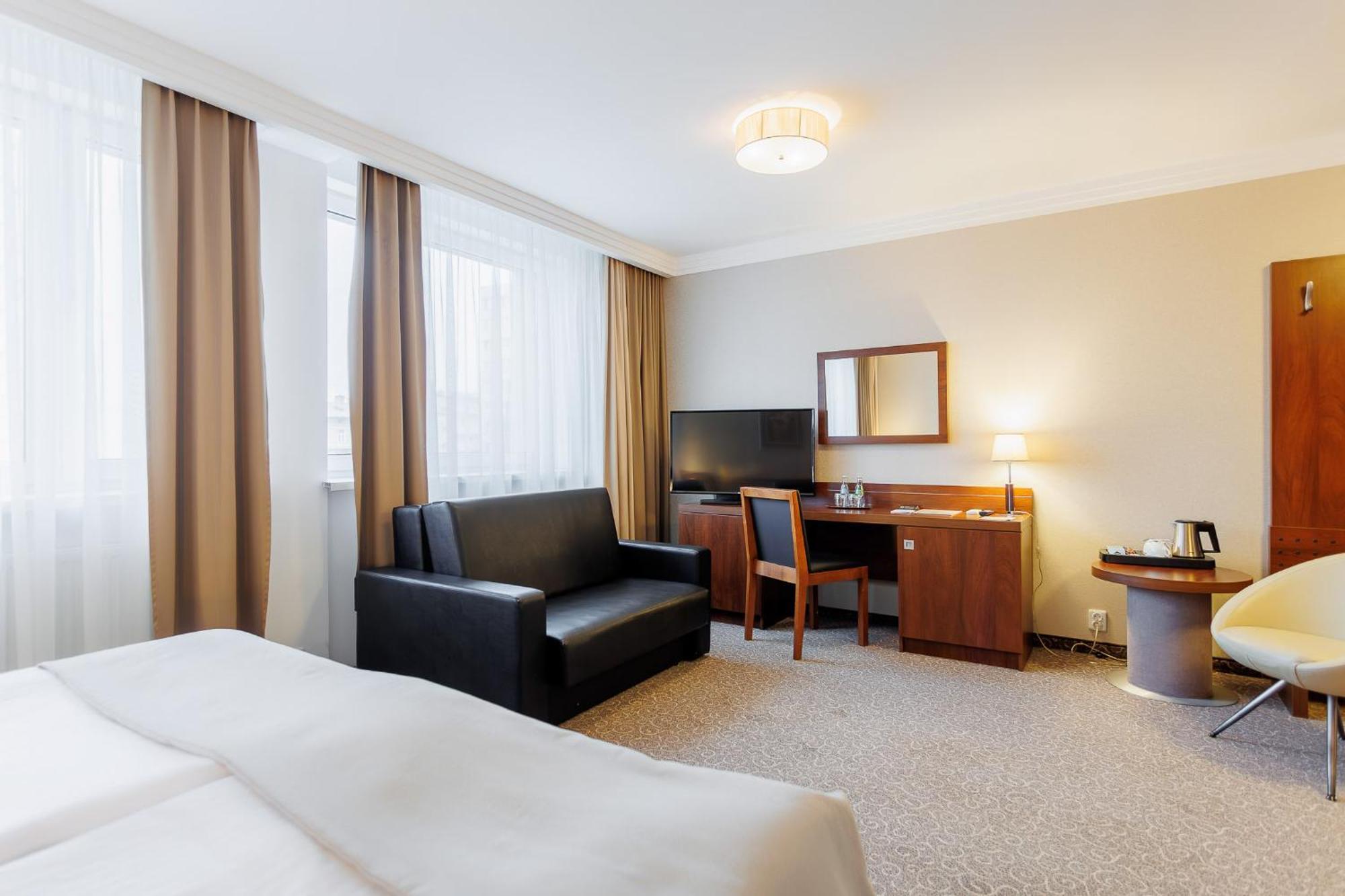 Hotel Tarnovia Тарнув Экстерьер фото