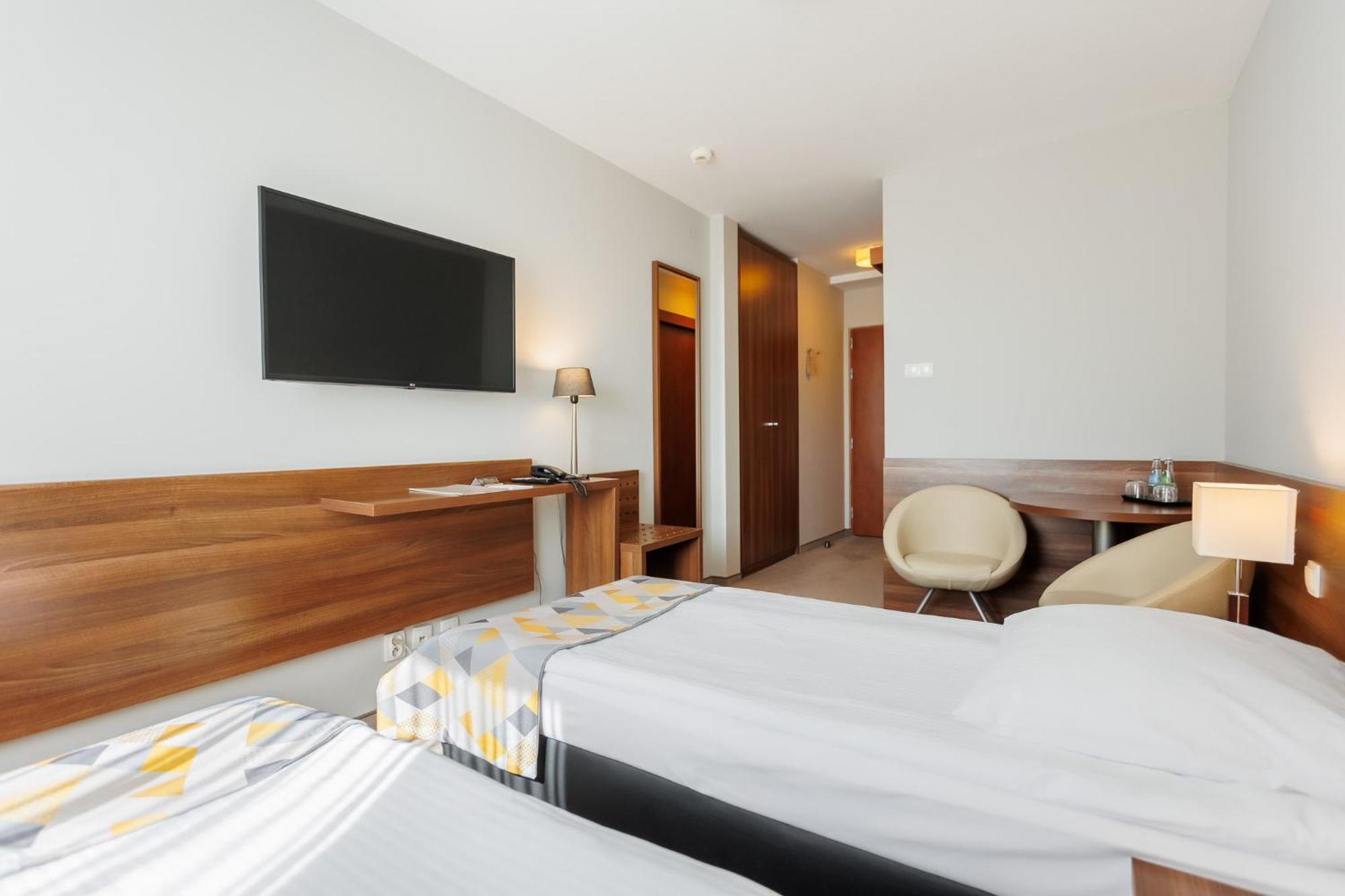 Hotel Tarnovia Тарнув Экстерьер фото