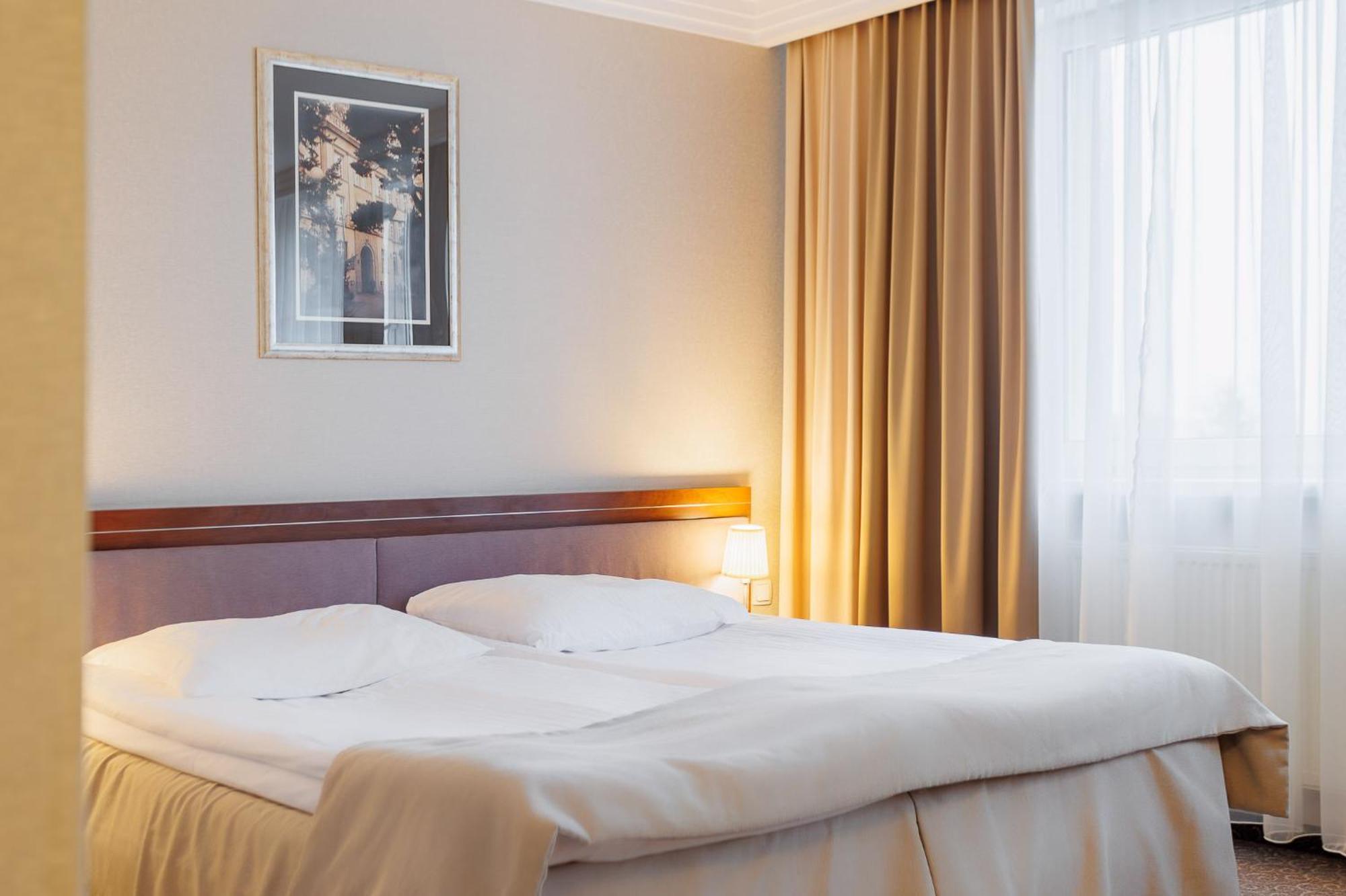 Hotel Tarnovia Тарнув Экстерьер фото