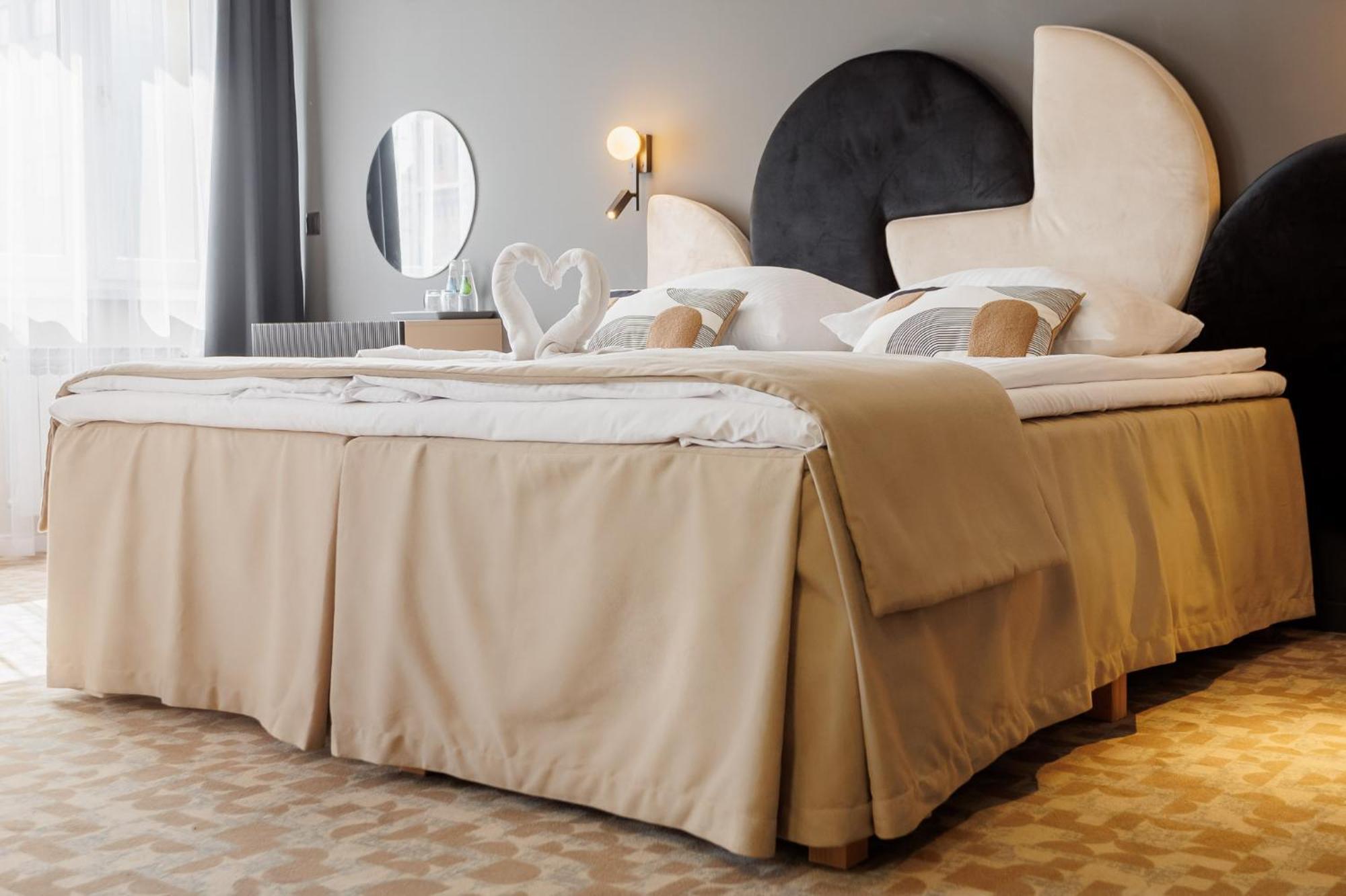 Hotel Tarnovia Тарнув Экстерьер фото