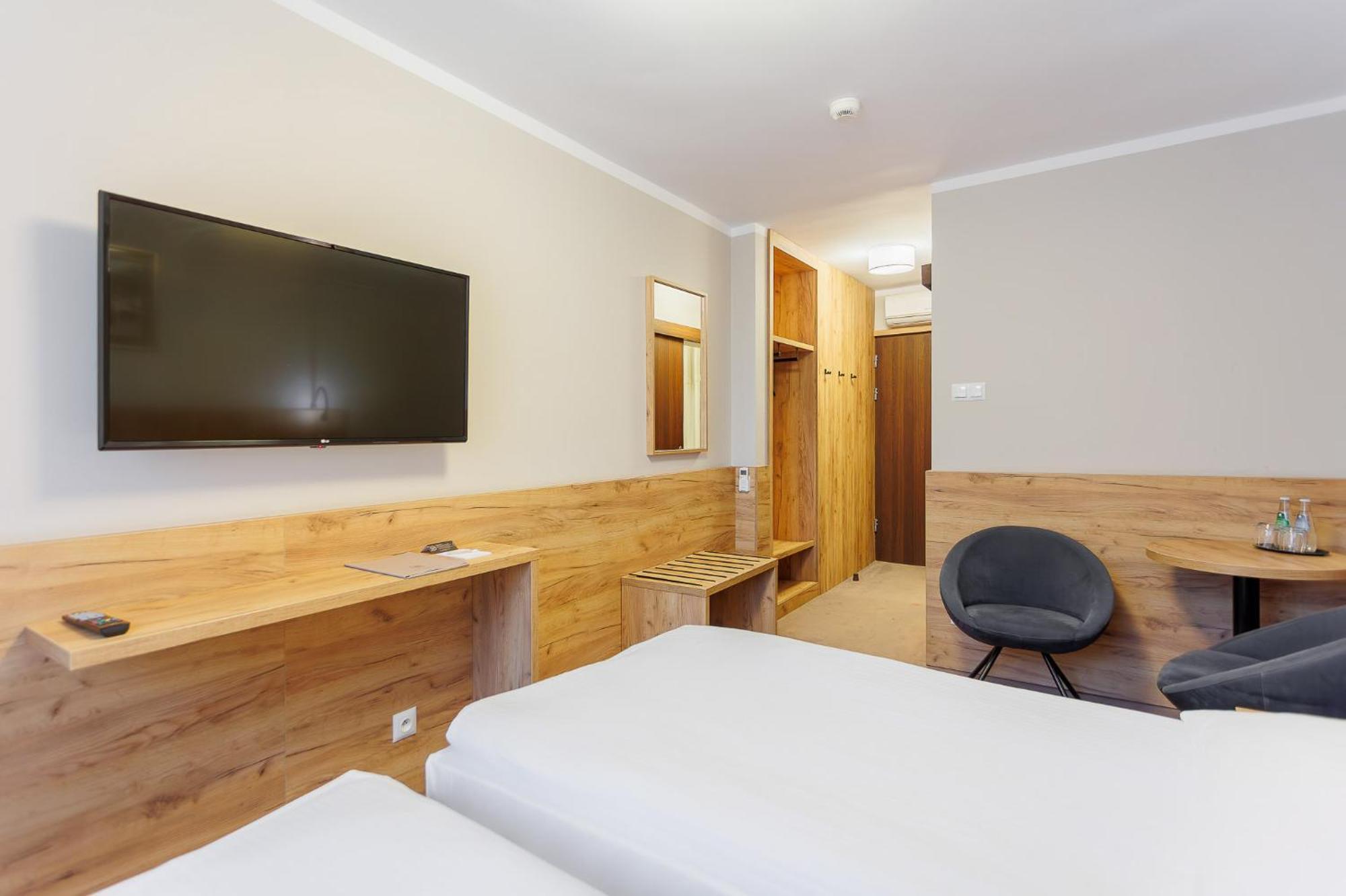 Hotel Tarnovia Тарнув Экстерьер фото