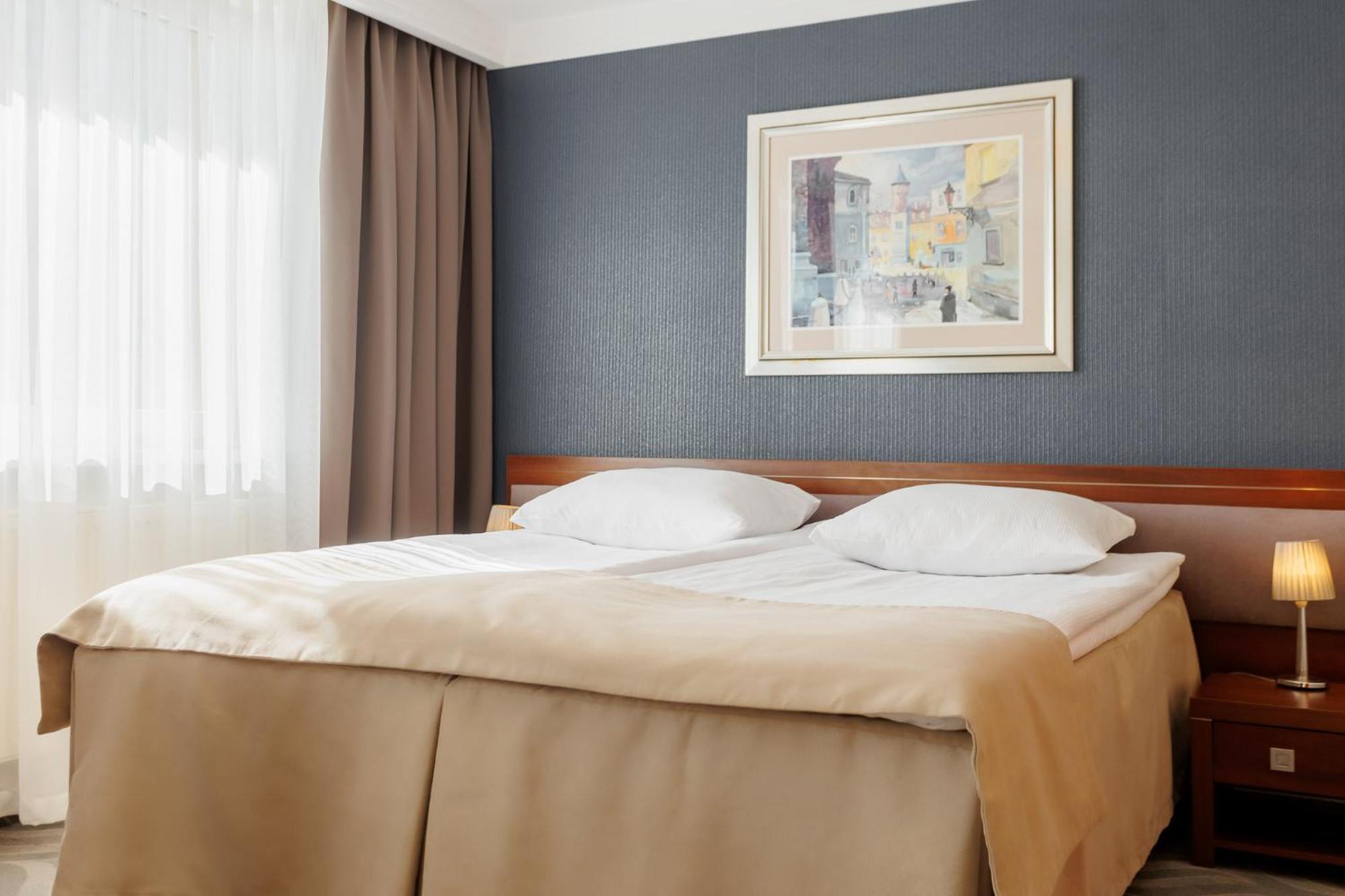 Hotel Tarnovia Тарнув Экстерьер фото