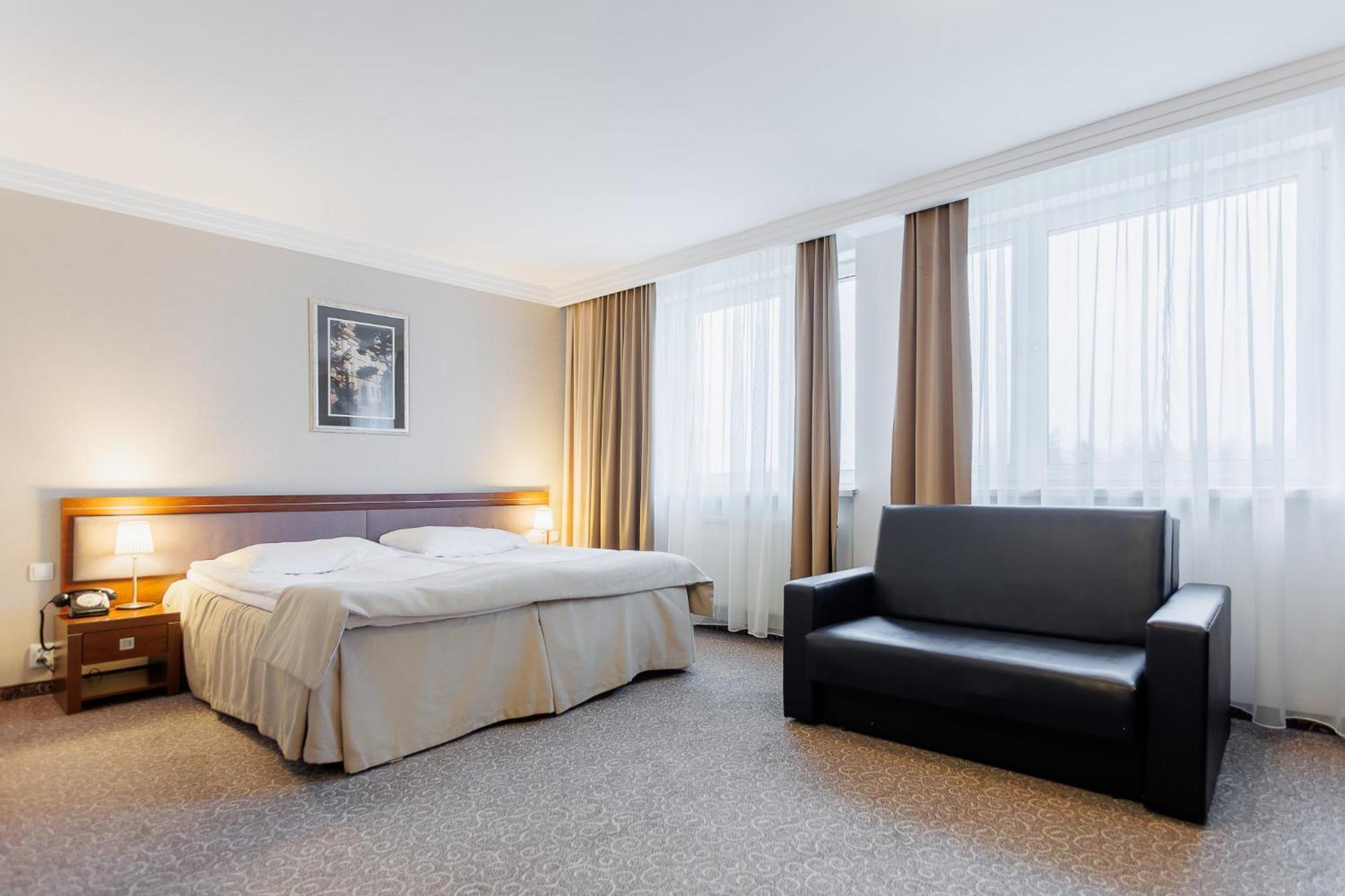 Hotel Tarnovia Тарнув Экстерьер фото