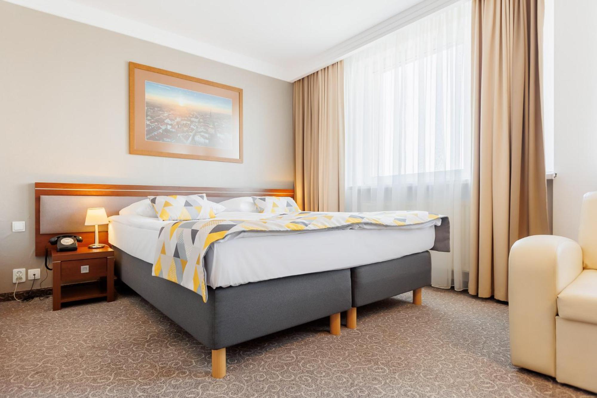 Hotel Tarnovia Тарнув Экстерьер фото