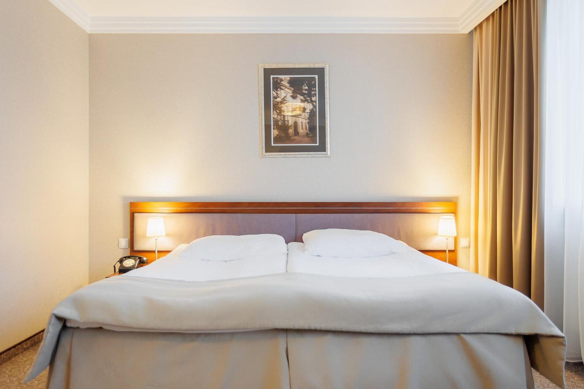 Hotel Tarnovia Тарнув Экстерьер фото