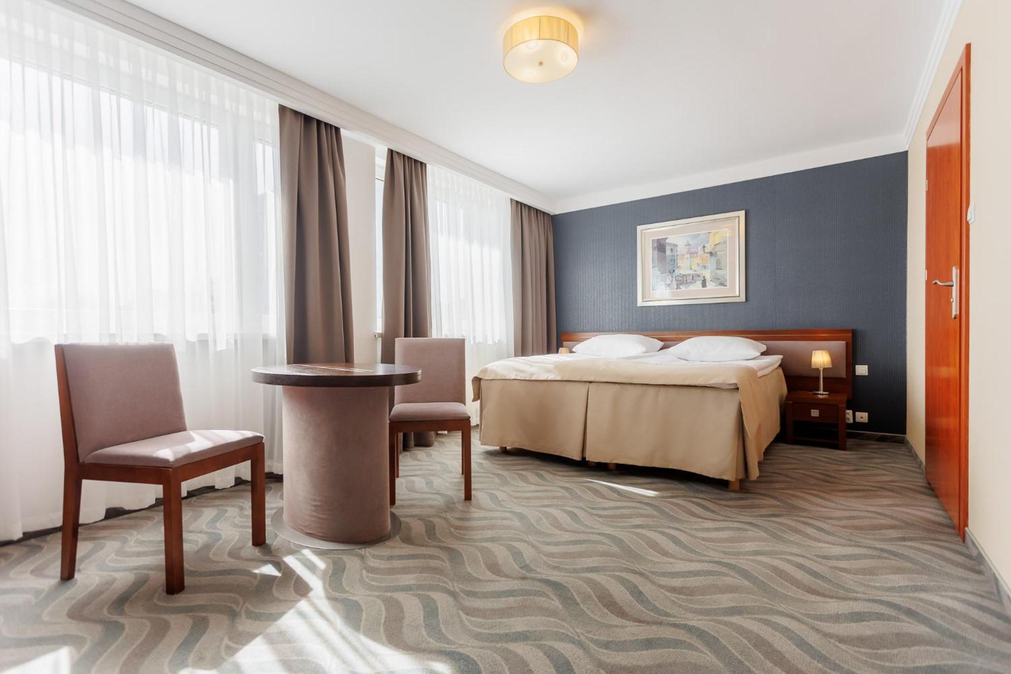 Hotel Tarnovia Тарнув Экстерьер фото