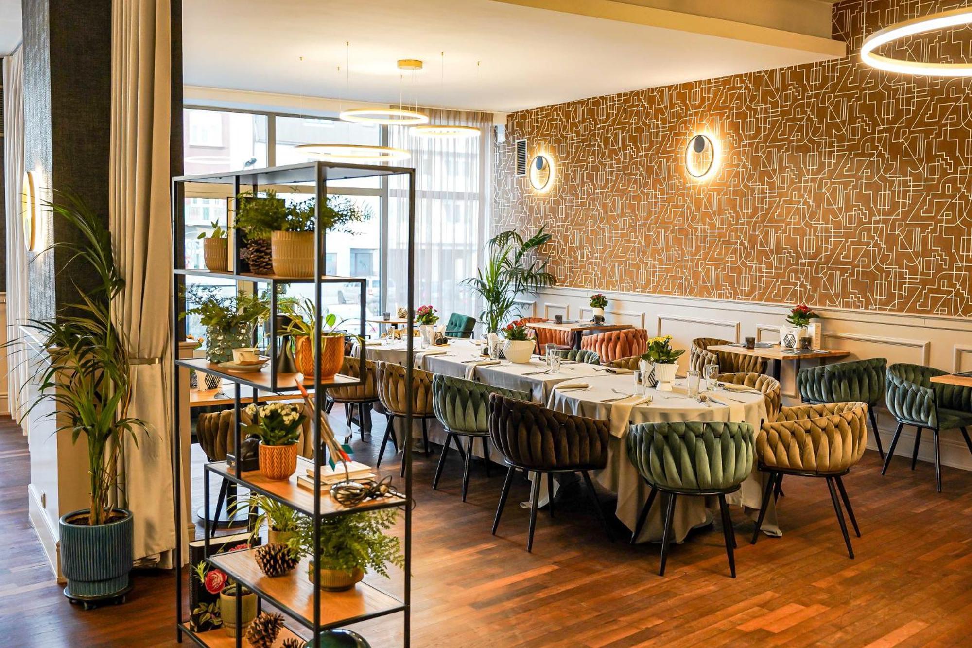 Hotel Tarnovia Тарнув Экстерьер фото
