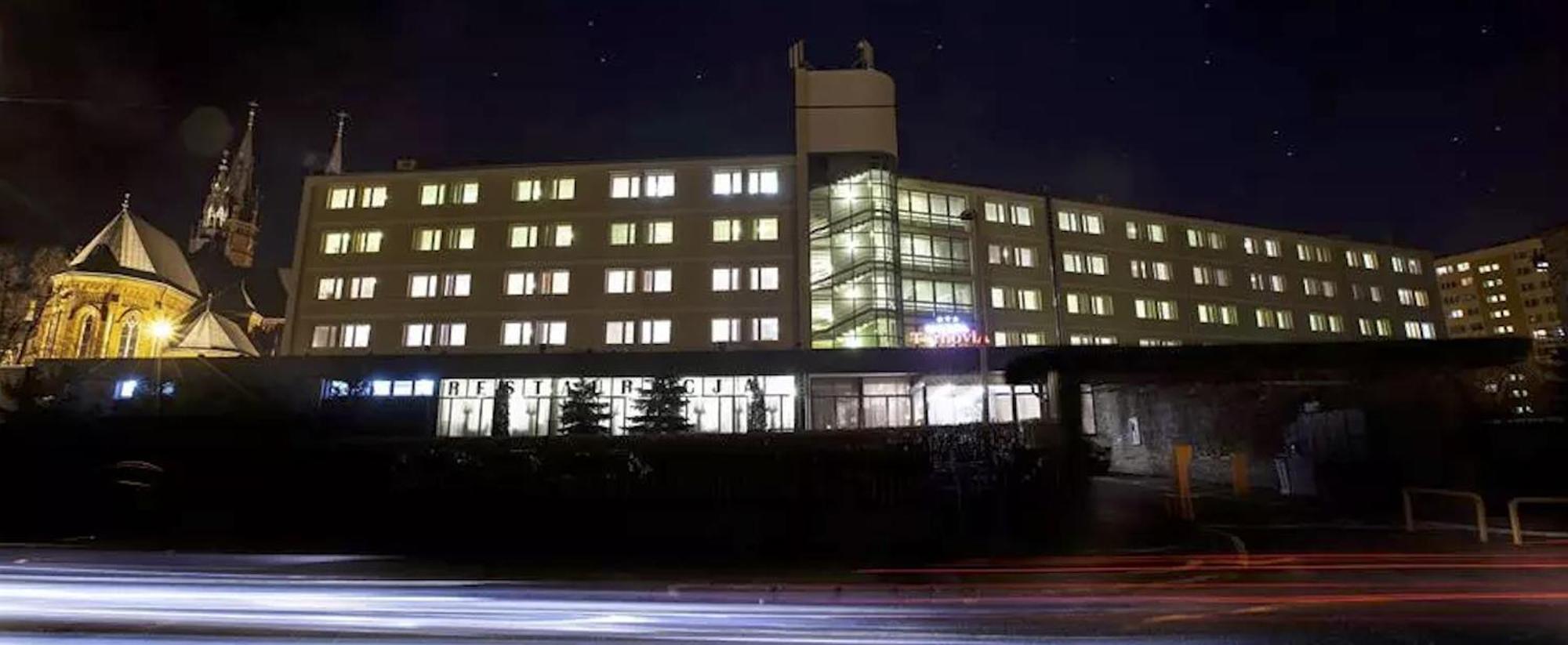 Hotel Tarnovia Тарнув Экстерьер фото