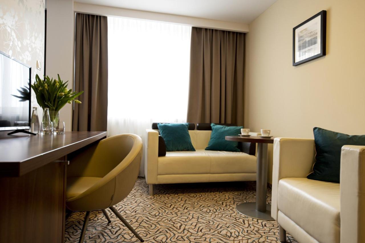 Hotel Tarnovia Тарнув Экстерьер фото