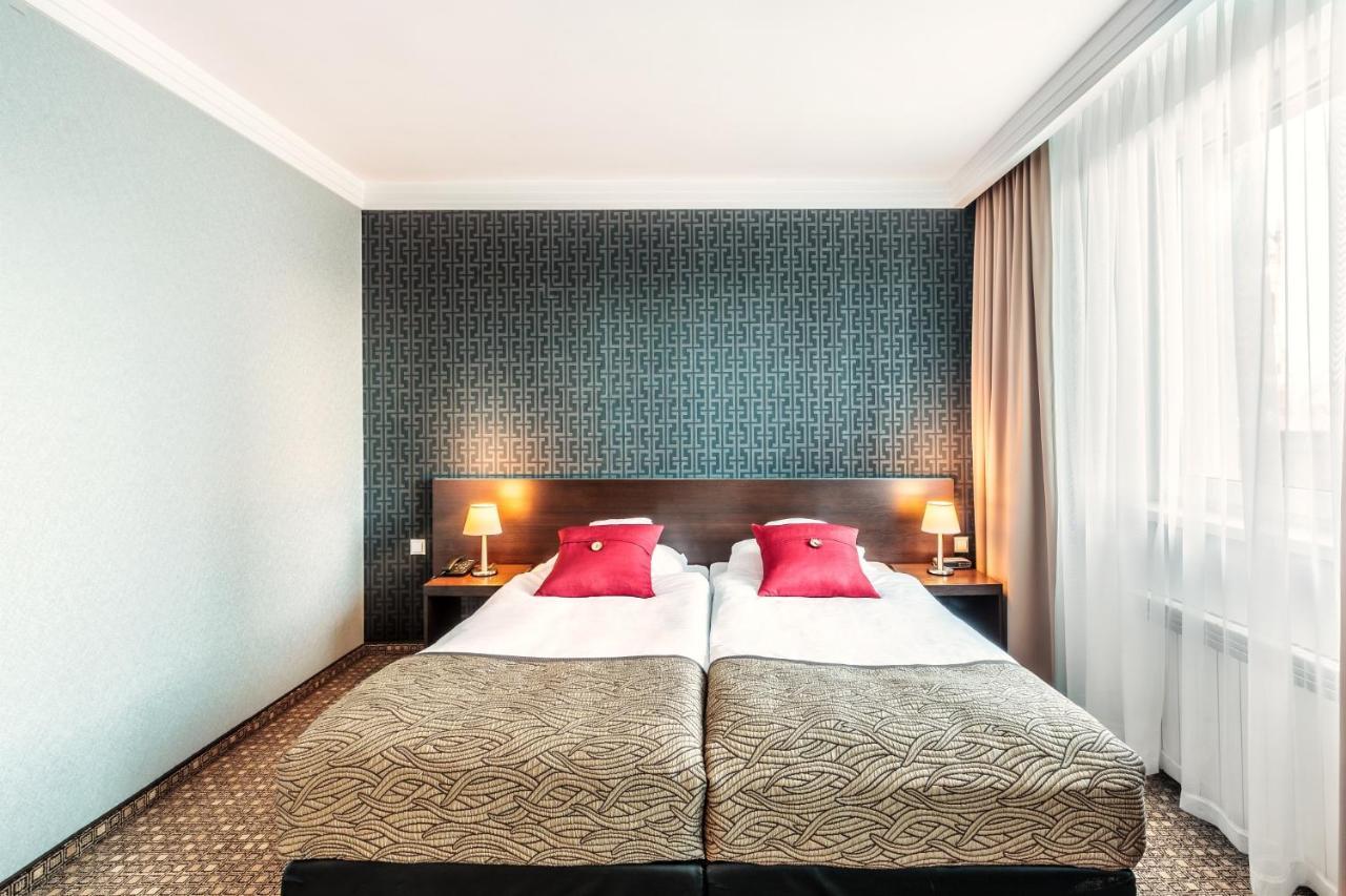 Hotel Tarnovia Тарнув Экстерьер фото
