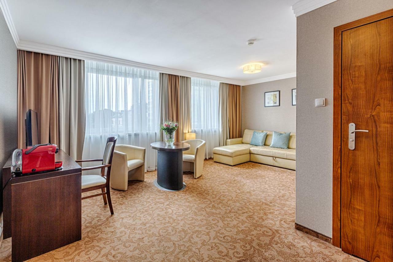 Hotel Tarnovia Тарнув Экстерьер фото